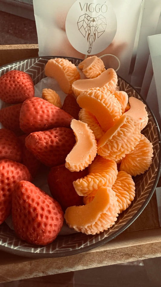 Wax melts artesanales de cera de soja con forma de fresa y gajo de mandarina - VIGGÓ STUDIO