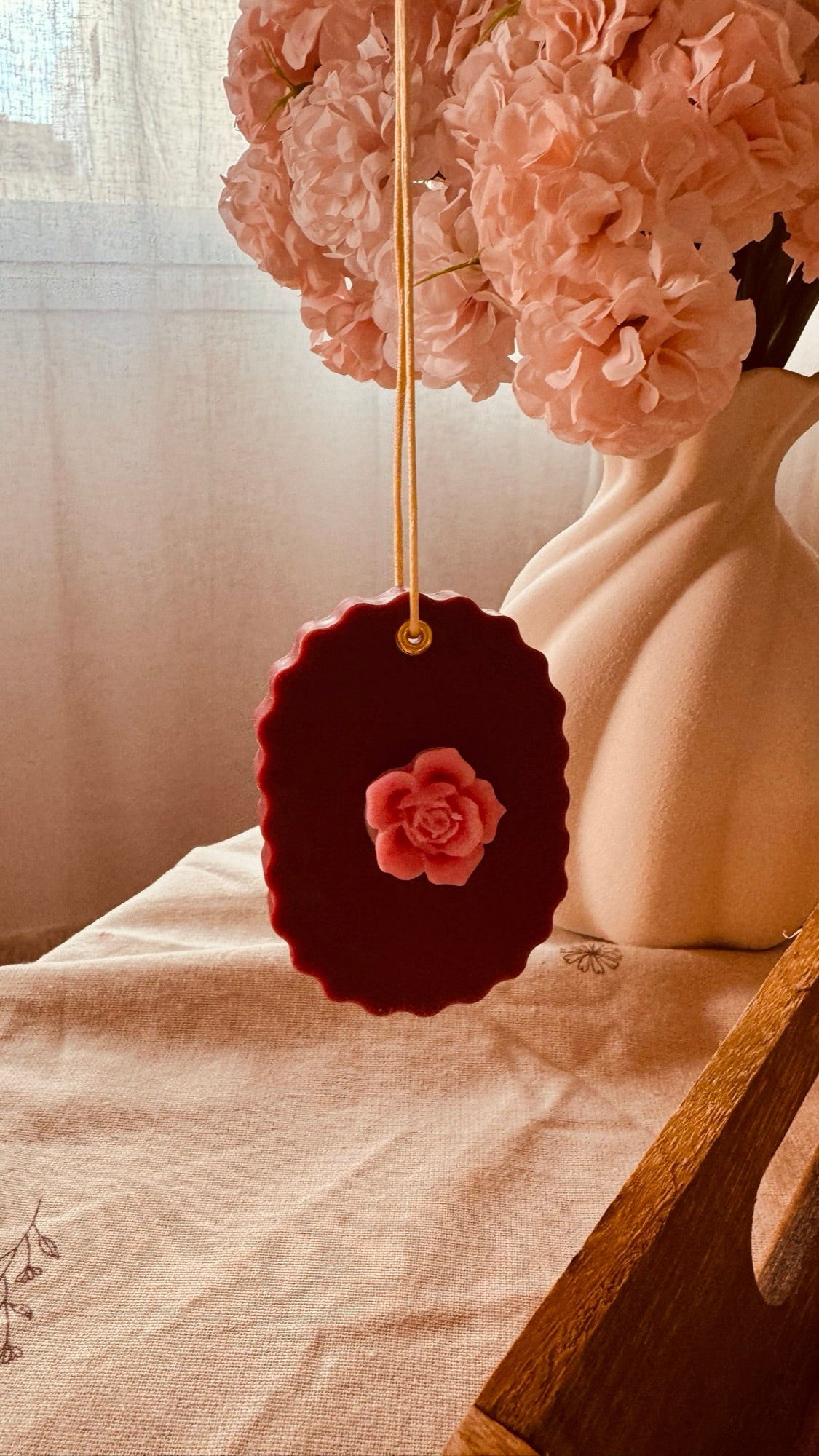 Ambientador de cera burdeos con rosa rosa, colgado con cordón - VIGGÓ STUDIO