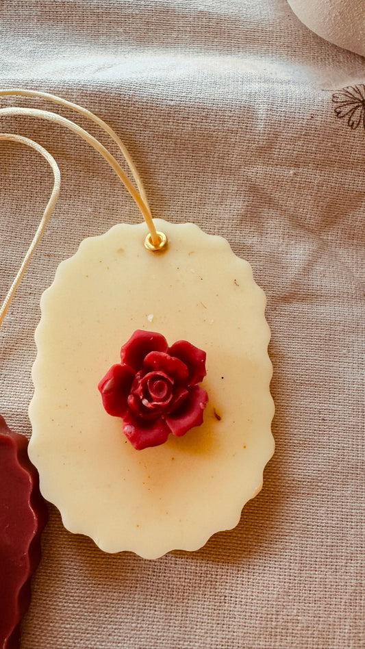 Ambientador de cera crema con rosa roja y ojal dorado - VIGGÓ STUDIO