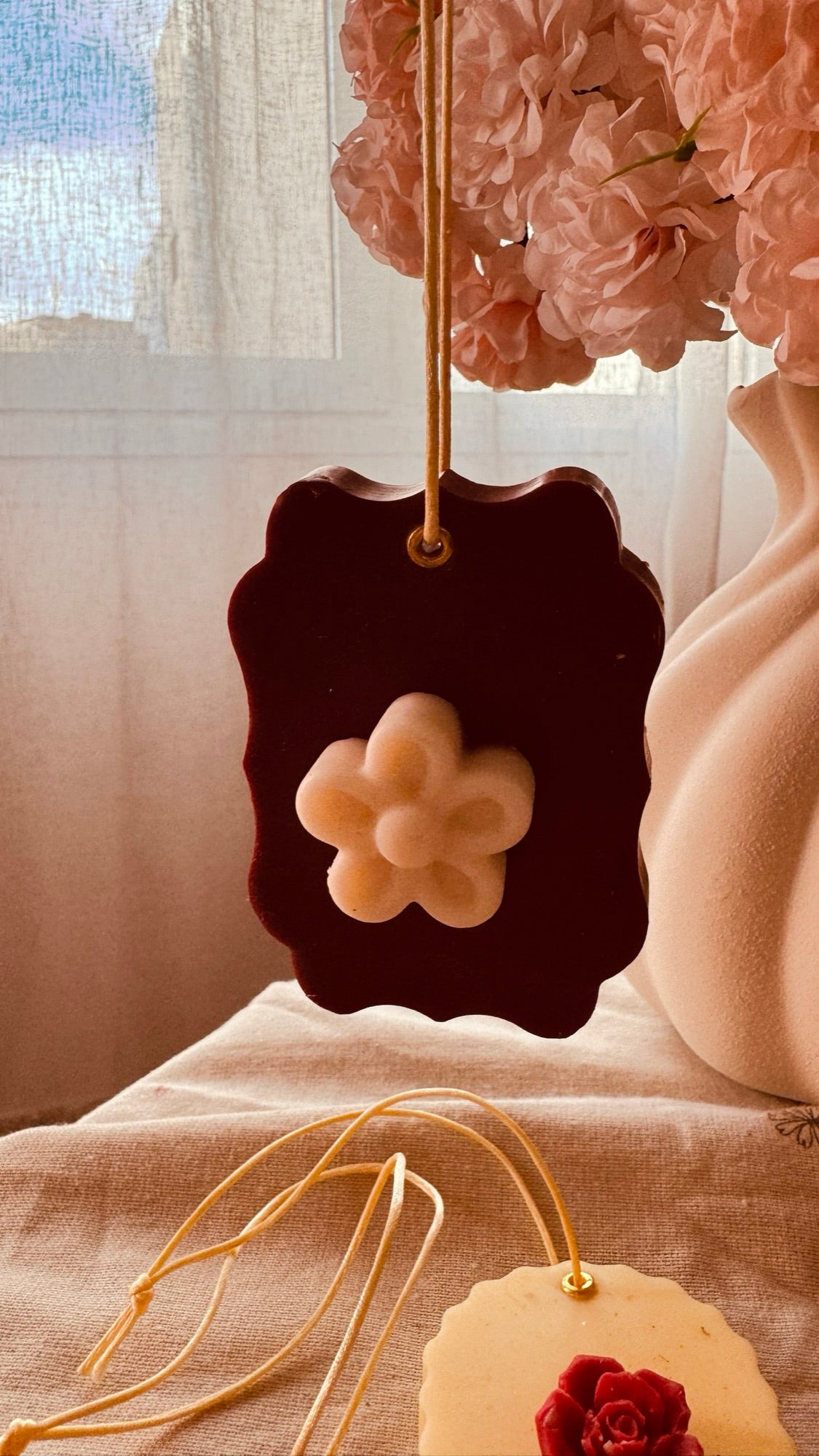 Ambientador de cera burdeos con flor blanca, colgado - VIGGÓ STUDIO