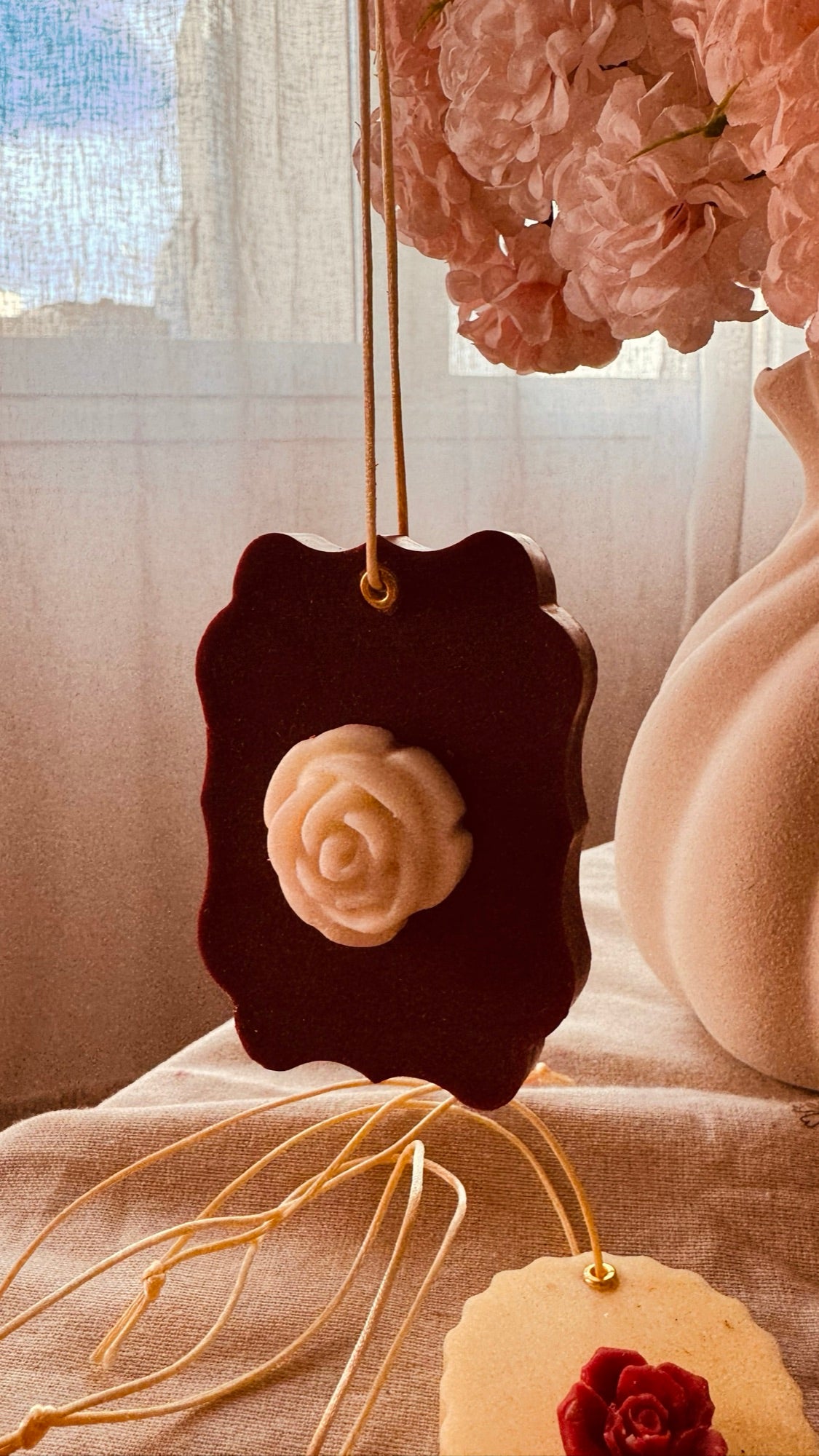 Ambientador de cera burdeos con rosa blanca, colgado - VIGGÓ STUDIO