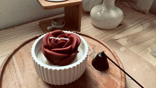 Vela Etérea, rosa de cera de soja color burdeos en cuenco artesanal blanco - VIGGÓ STUDIO