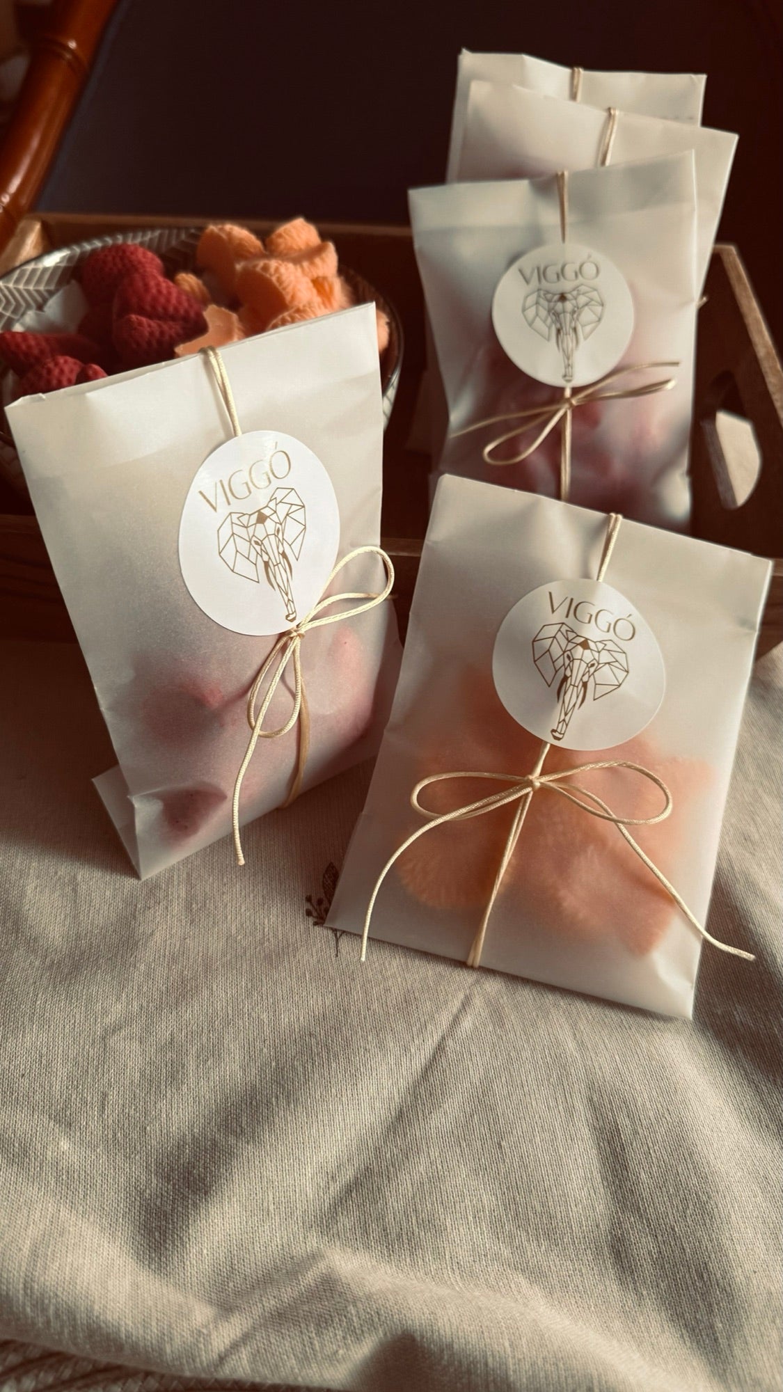 Wax melts artesanales de cera de soja con forma de fresa y gajo de mandarina - VIGGÓ STUDIO