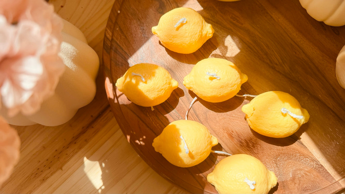 Velas Lumen Citrus con forma de limón sobre bandeja de madera - VIGGÓ STUDIO