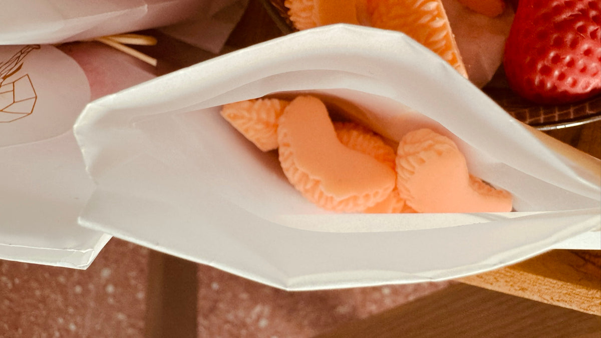 Sobre abierto con gajos de mandarina de cera de soja - wax melts VIGGÓ STUDIO