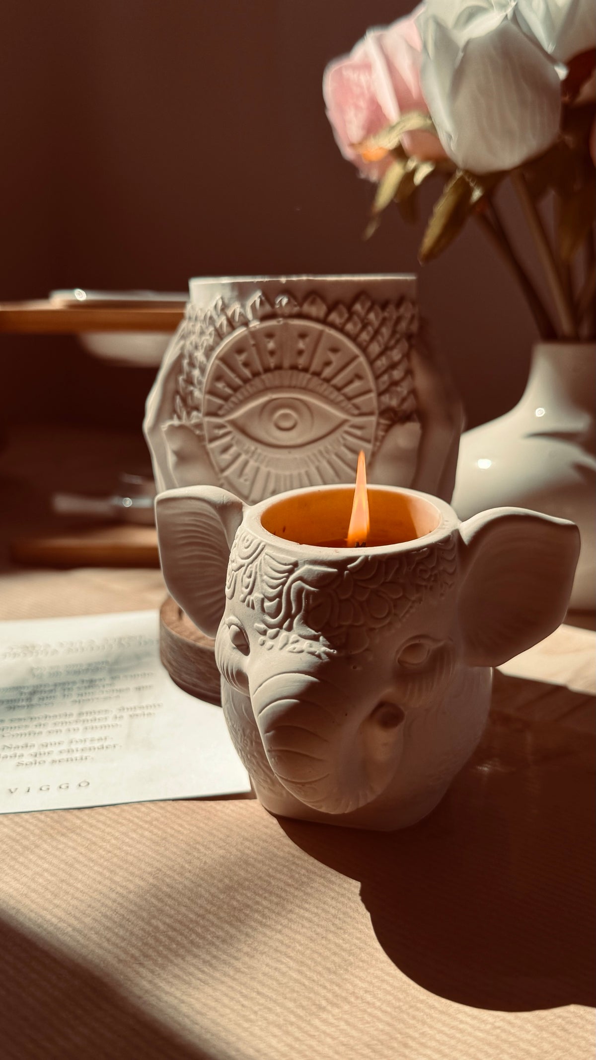 Vela Elefante encendida con su tarjeta de meditación — VIGGÓ STUDIO