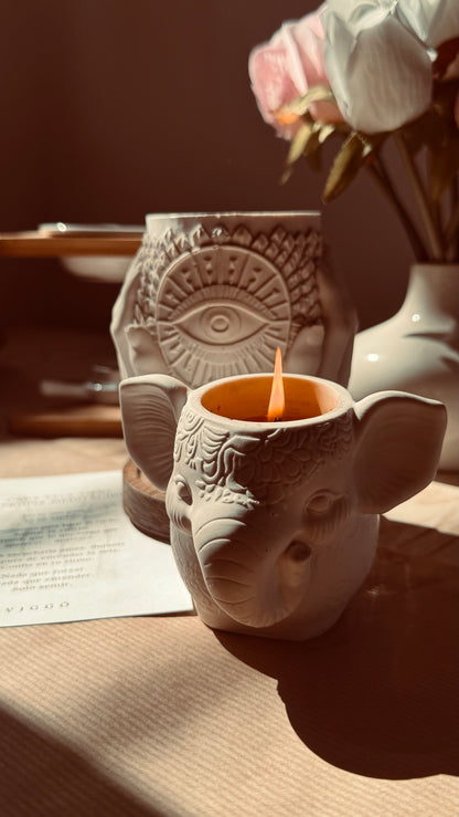 Vela Elefante encendida con su tarjeta de meditación — VIGGÓ STUDIO