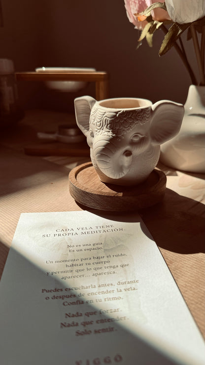 Vela Elefante con su tarjeta de meditación — VIGGÓ STUDIO