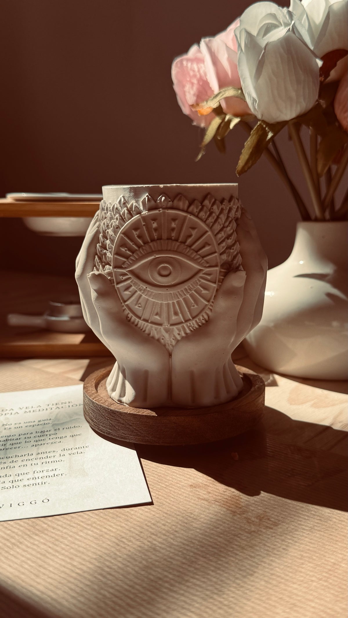 Vela Guardiana sobre base de madera — VIGGÓ STUDIO
